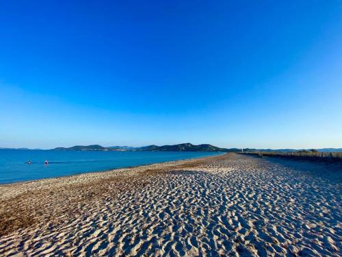 LA BADINE 5p Beach Pool Air Conditioning Jacuzzi Lush Park - Property Overview