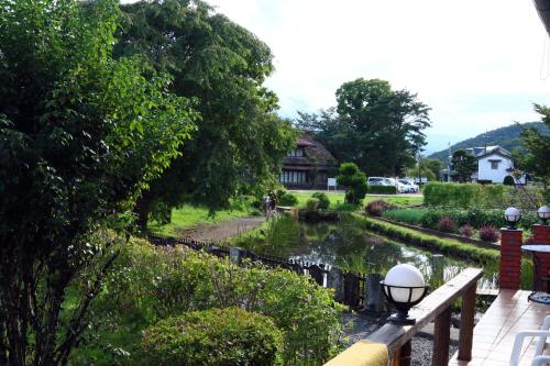 Lake Oshino - Location and Accessibility