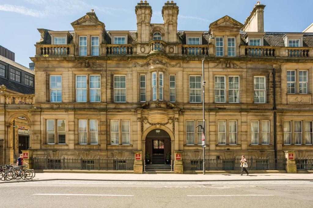 Leopold Hotel - Location and Accessibility