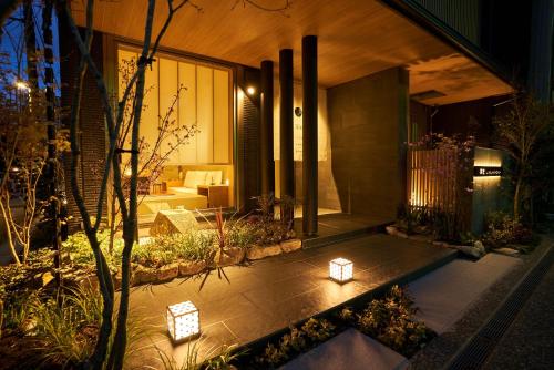 Lian Kanazawa - Overview