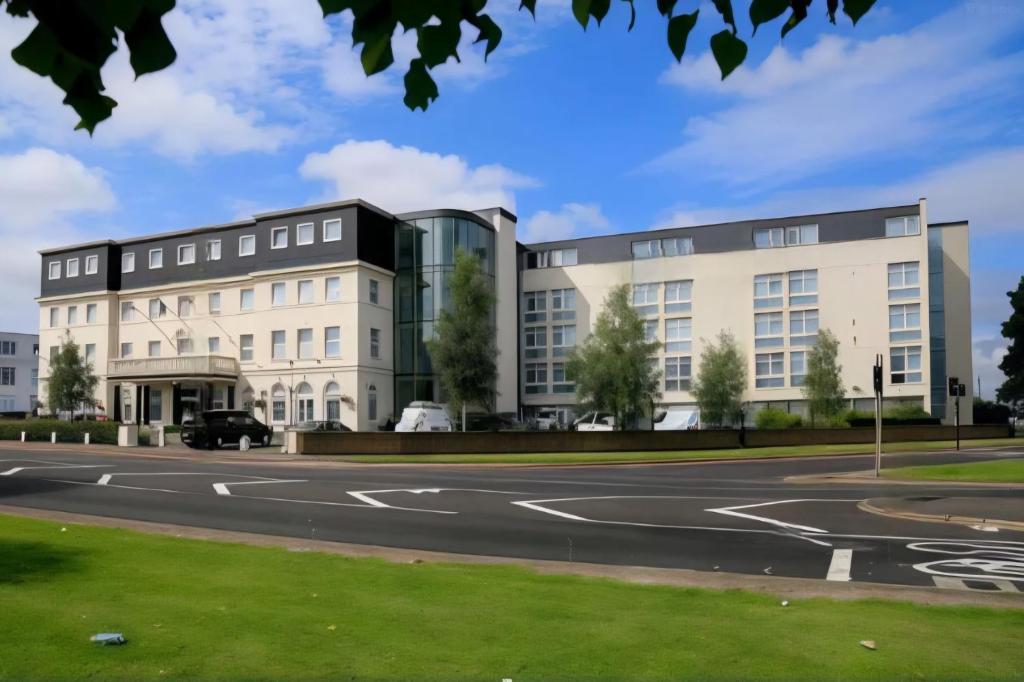 London Croydon Aerodrome Hotel, BW Signature Collection - Hotel Overview