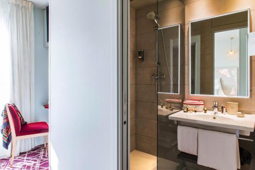 Mercure Paris Pont De Levallois Neuilly - Location and Accessibility