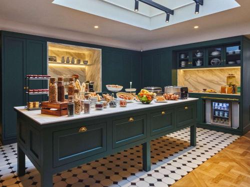 Mercure Versailles Chateau - Hotel Overview