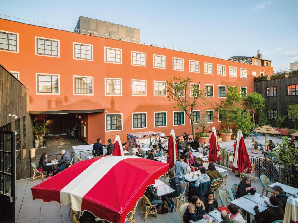 MOB HOTEL Paris Les Puces - Location and Accessibility