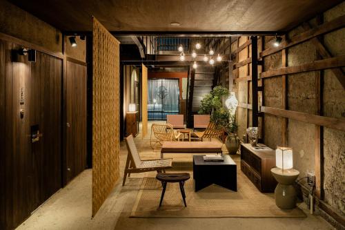 Nazuna Kyoto Gosho - Overview and Location