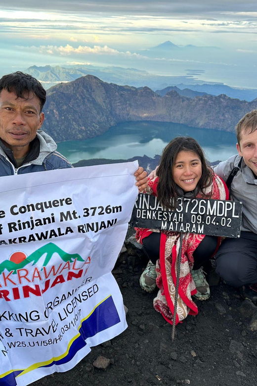 PRIVATE PACKAGE TREK 3-DAYS TO SUMMIT – LAKE – HOTSPRING