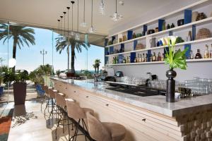 Radisson Blu Hotel Nice - Beachfront Location and Accessibility