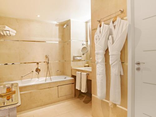 Renoir Hotel - Amenities and Services