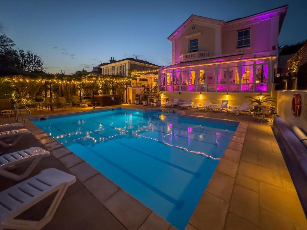 Riviera Lodge Hotel Review