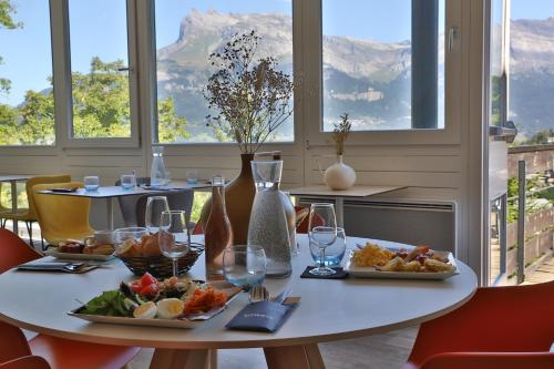 SOWELL HOTELS Mont Blanc and SPA - Hotel Location and Surroundings