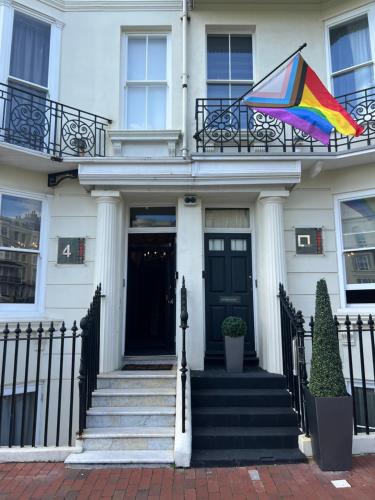 Square Townhouse - Location and Surroundings