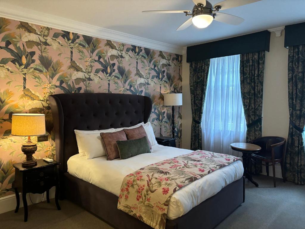 The Clerk & Well Pub and Rooms - Overview and Location
