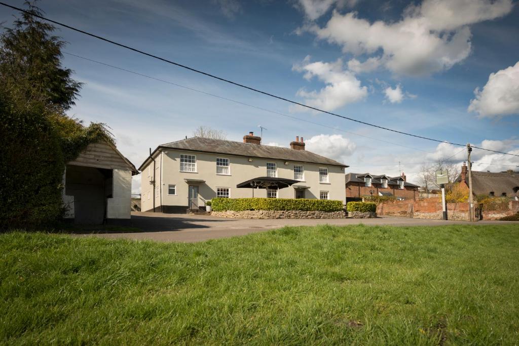 The Hawk Inn - Overview and Location