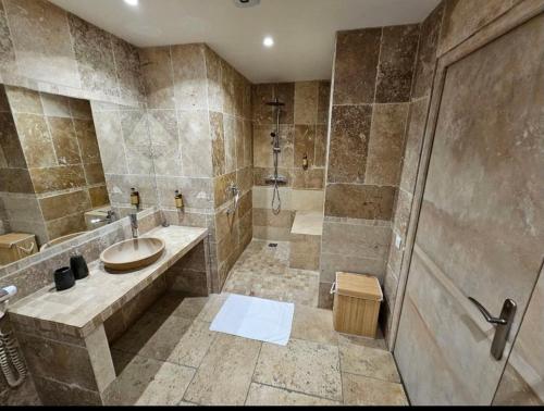 The Madonna - Overview of La Madonna