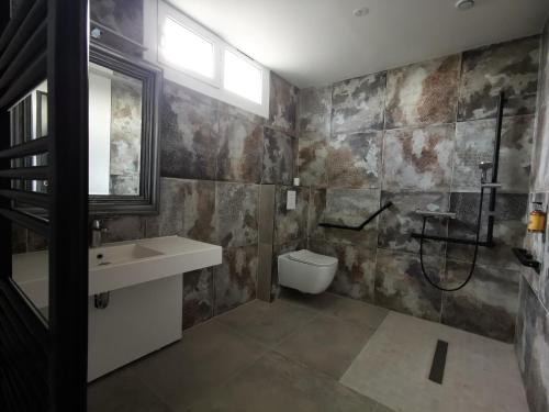 The Mas Des Quintrands Manosque - Charming Motel - Overview of the Motel