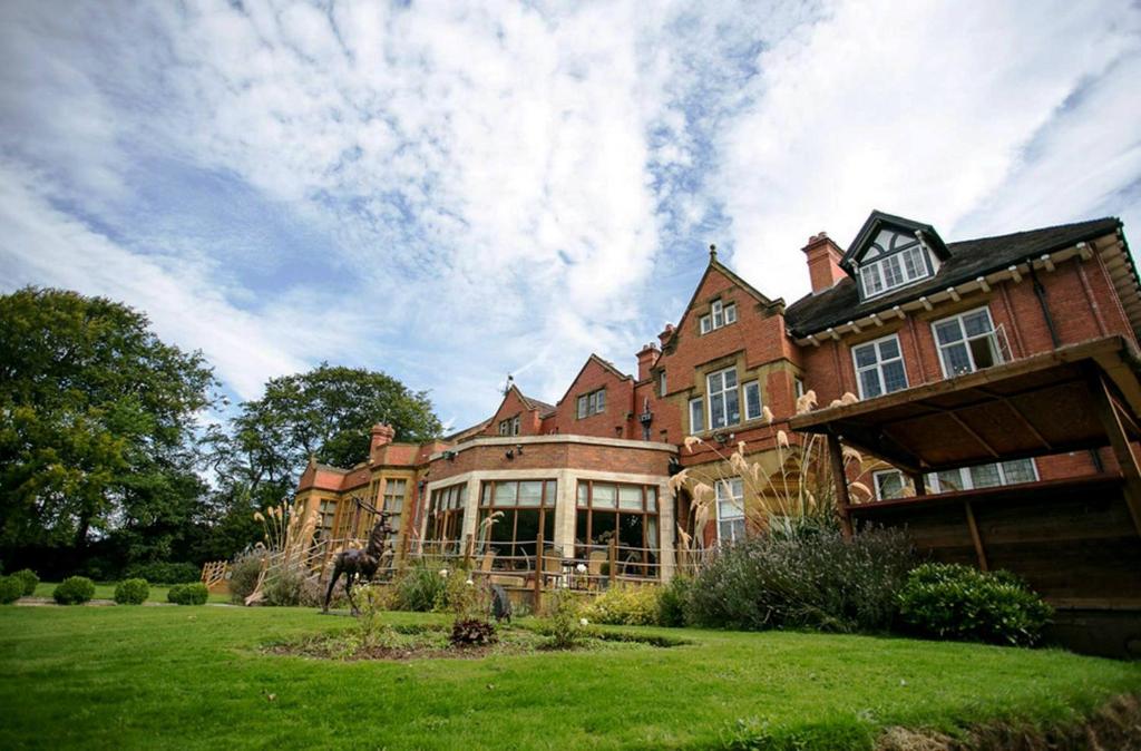 The Mount Country Manor Hotel & Golf Wolverhampton - Hotel Overview and Location