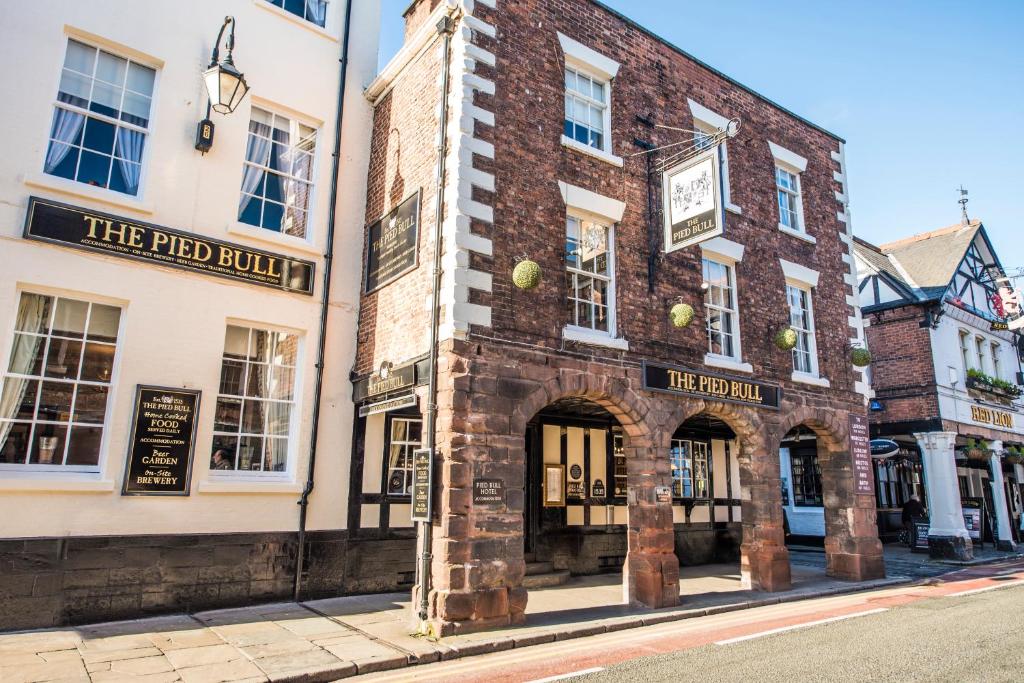 The Pied Bull - Historic Charm and Location