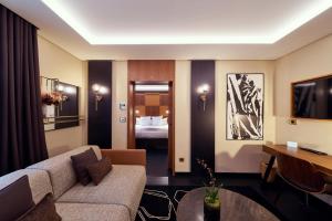 The Pyramid - Henriroux House - Hotel Location and Overview