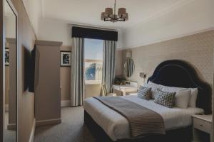 The Queens Hotel - Location and Accessibility