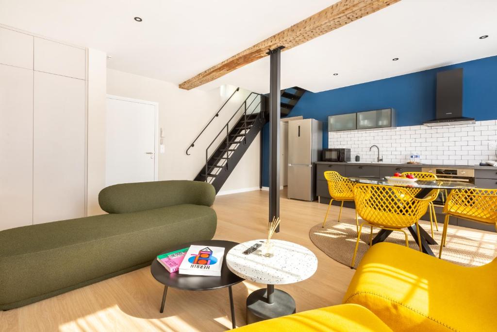 The Sleeping Cat - Lille Train Station - Overview of Le Chat Qui Dort