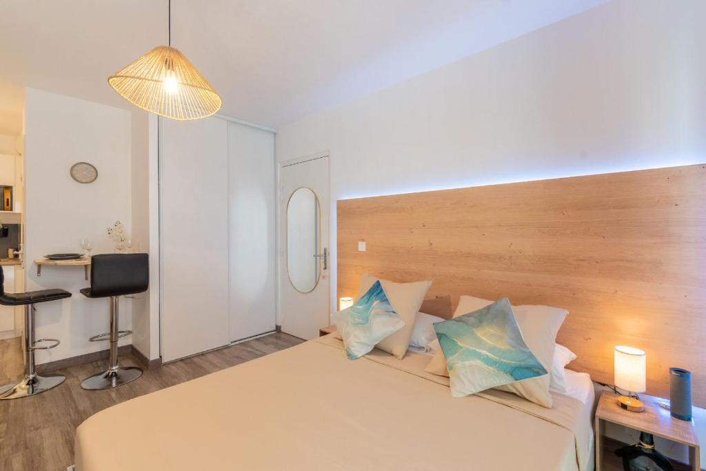 The Small Flowered Patio - Overview of Le Petit Patio Fleuri