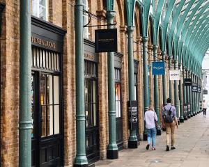 The Waldorf Hilton - Hotel Overview and Location