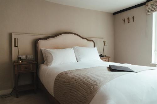 The Woolpack Hotel - Location and Accessibility