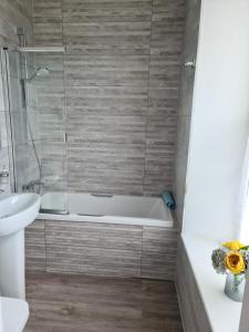 Torland Seafront Hotel - Free Parking, Wi-Fi, All Rooms En-Suite - Hotel Overview