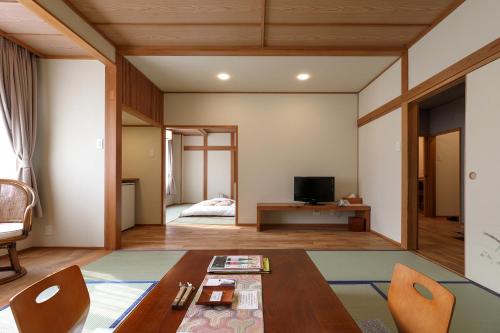 Tsukasaya Ryokan - Location and Accessibility