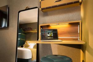 Whistler Hotel - Gare Du Nord - Location and Accessibility
