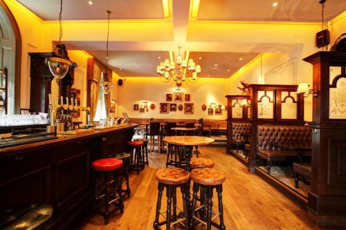 White Hart Hotel & Apartments - Hotel Overview and Location