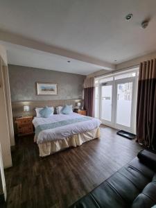 Ye Olde Fighting Cocks - Location and Surroundings