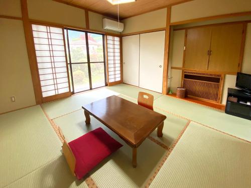Yufuin Onsen Hasuwa Inn - Overview and Location