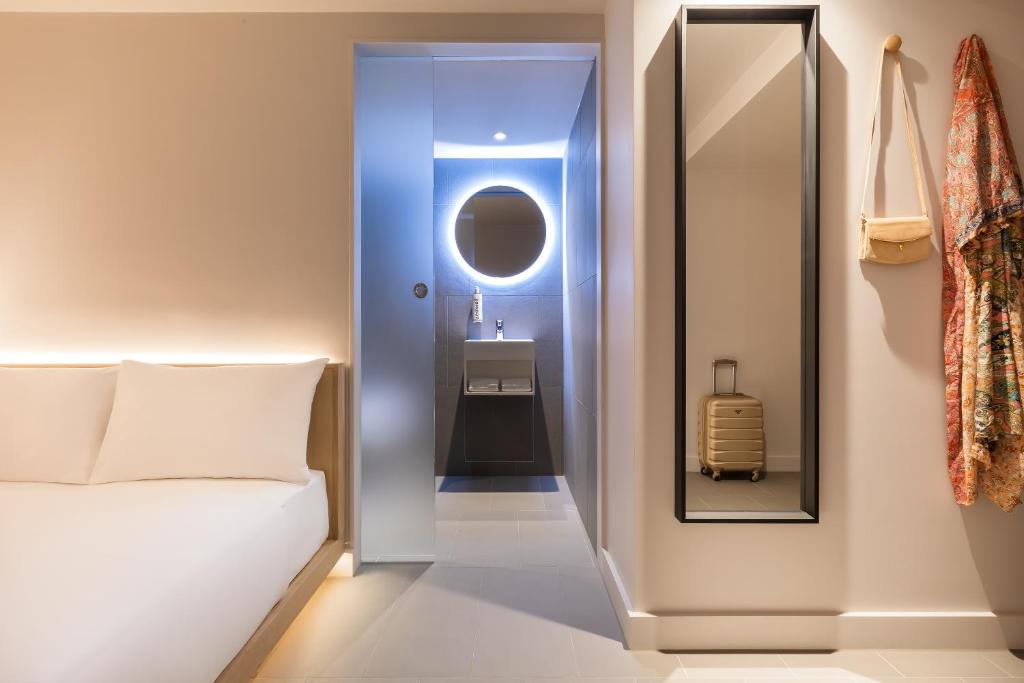 Zedwell Underground Hotel Tottenham Court Rd - Hotel Overview and Location