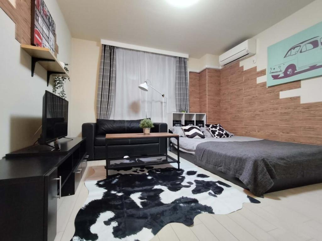 43 Shinjuku Central Inn, 5 Mins to Station, Max 3, Directly Accessible to Shinjuku, Near Takadanobaba, With a Shared Bath and a Wooden Floor With a Silver Seat, Original Accommodation - Ratings and Reviews