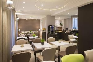 Acropolis - Convenient Location