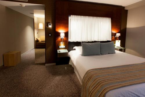 Alysson Hotel - Location and Surroundings