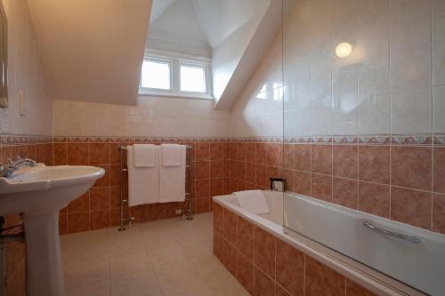 Ashley Hotel - Accommodation and Facilities