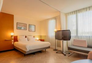 B&B HOTEL Calais Terminal City Europe 4 Stars - Accommodation Options