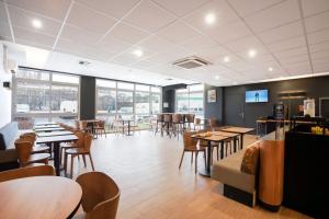 B&B Hotel Paris Rosny-sous-Bois - Amenities and Services