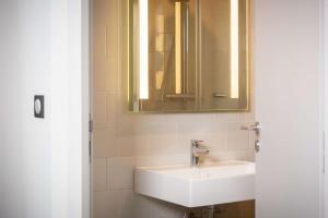 Best Western 11BAUER Paris Saint-Ouen - Amenities and Services