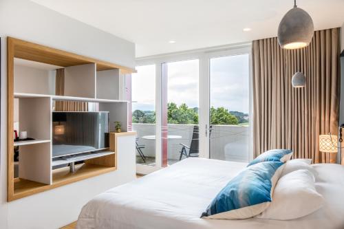 Briketenia Hotel - Location and Accessibility