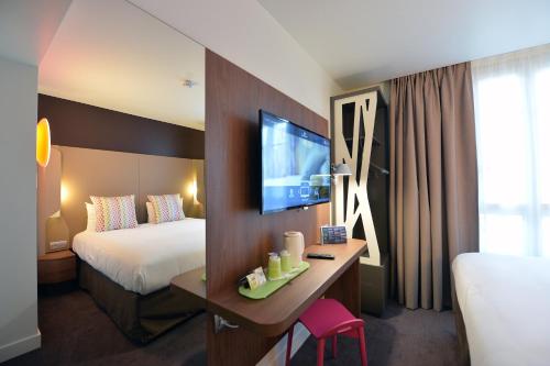 CAMPANILE PARIS - Clichy Centre - Location and Accessibility