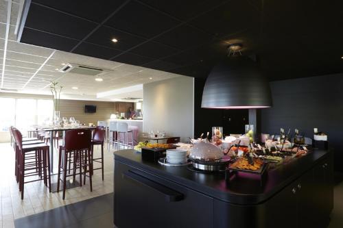 Campanile Versailles Buc - Accommodation Options and Amenities