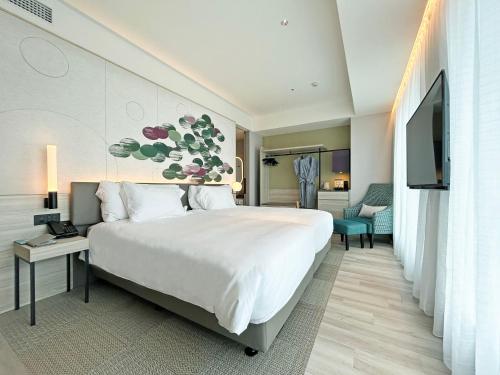 Centara Grand Hotel Osaka - Location and Surroundings