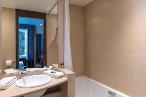 Central Hotel Paris - Accommodations and Amenities