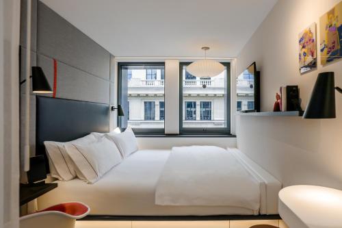 Citizenm Paris Champs-Élysées - Room Features and Amenities