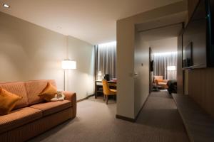 Clayton Hotel Chiswick - Amenities and Services
