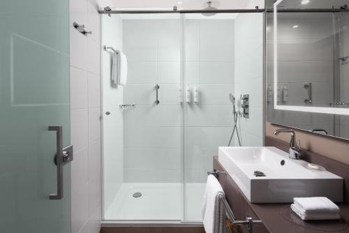 Courtyard by Marriott Paris Porte De Versailles - Location and Transportation