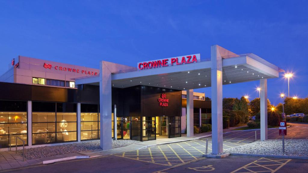 Crowne Plaza Manchester Airport, an IHG Hotel - Exceptional Amenities and Facilities